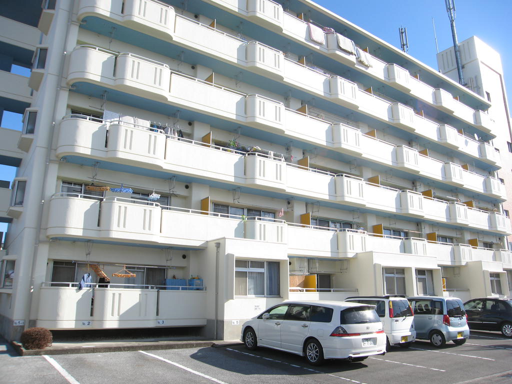 建物外観　鉄筋コンクリート造。外装リフォーム済＾＾