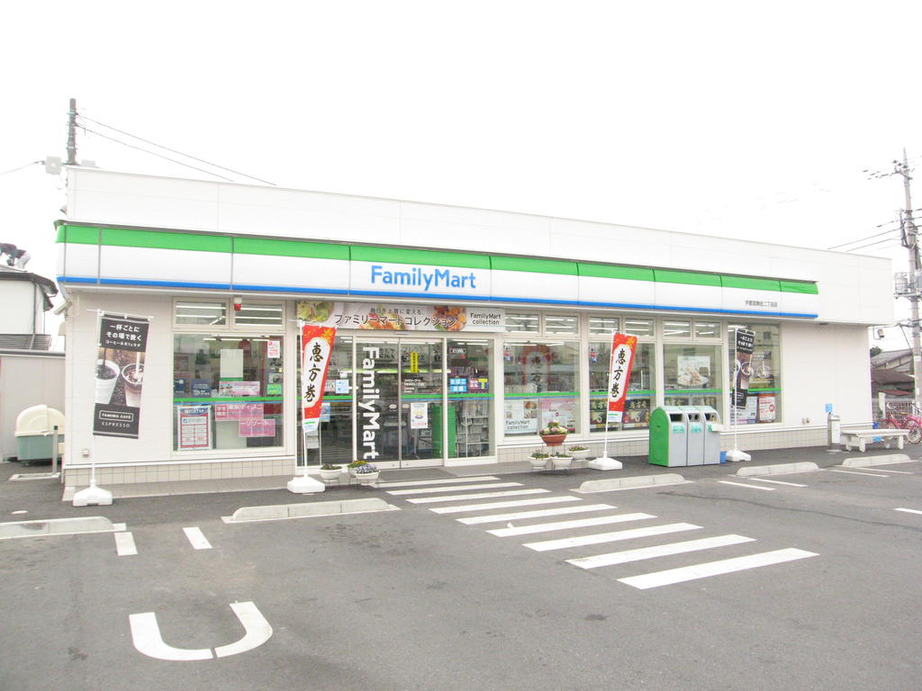 コンビニ　ファミリーマート（コンビニ）まで721m