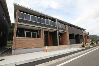 尾道市御調町神のアパートの建物外観