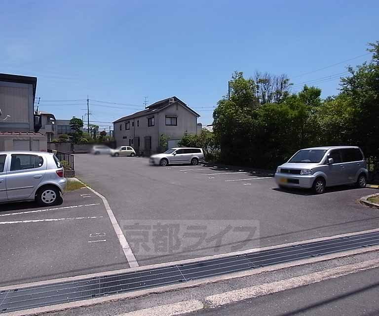 【相楽郡精華町大字下狛のアパートの駐車場】