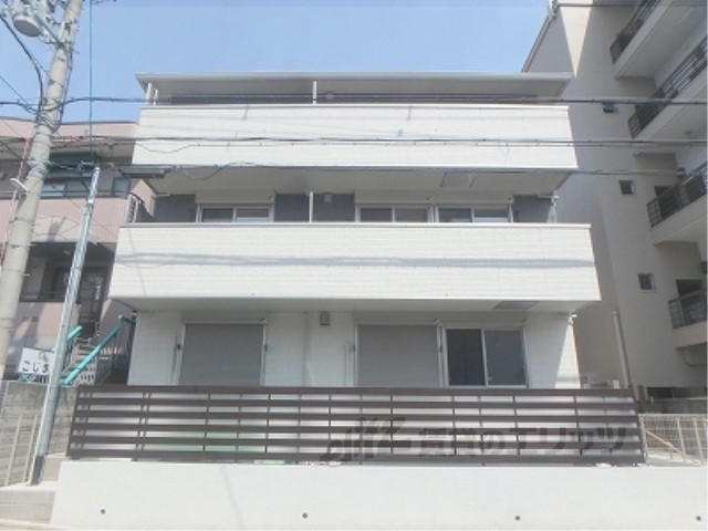 京都市右京区西院日照町のアパートの建物外観