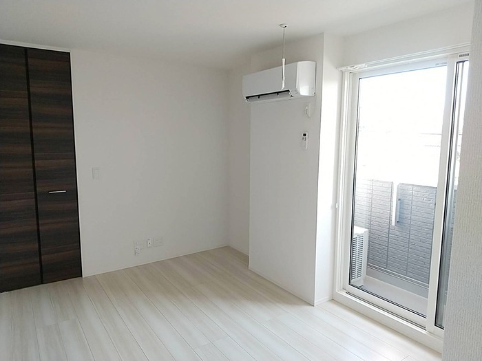 居室・リビング　エアコン付きのお部屋です。