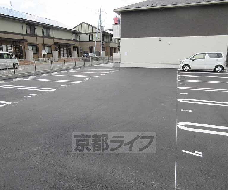 【大津市桜野町のアパートの駐車場】