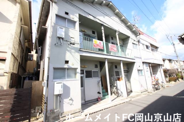 【岡山市北区七日市西町のアパートの建物外観】