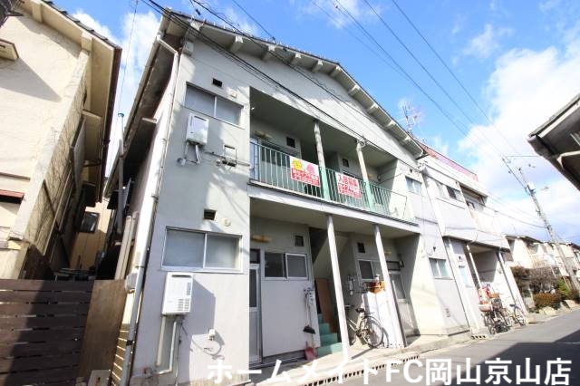 岡山市北区七日市西町のアパートの建物外観