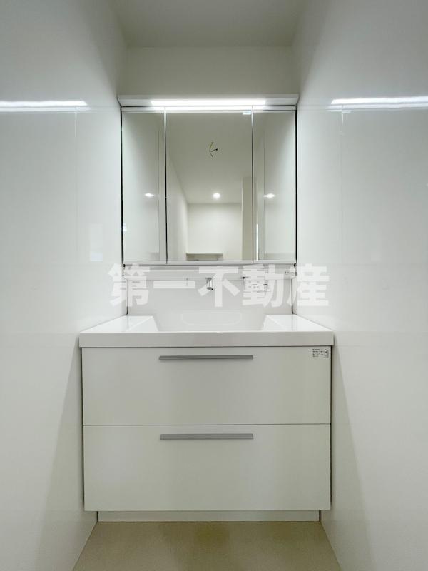 洗面設備　三面鏡化粧台