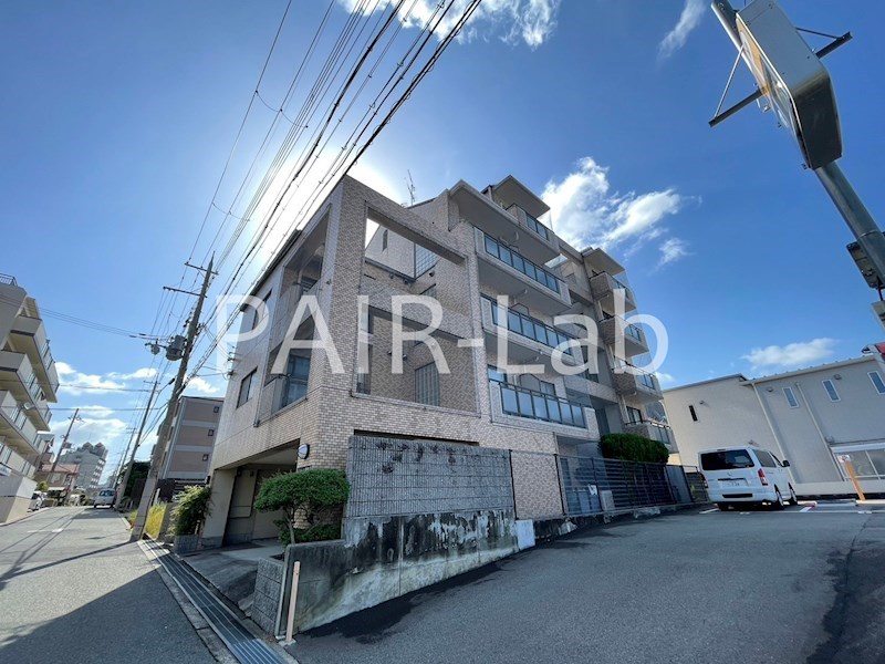 【明石市魚住町鴨池のマンションの建物外観】