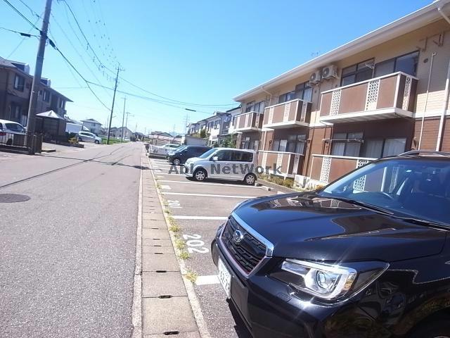 【大垣市熊野町のマンションの駐車場】