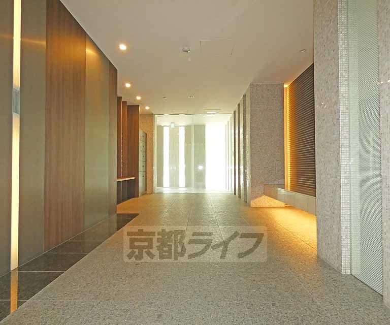 【京都市上京区寺之内竪町のマンションのエントランス】