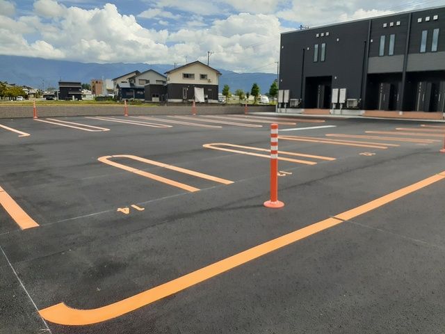 【ローズ　ガーデン　大野　Ａの駐車場】