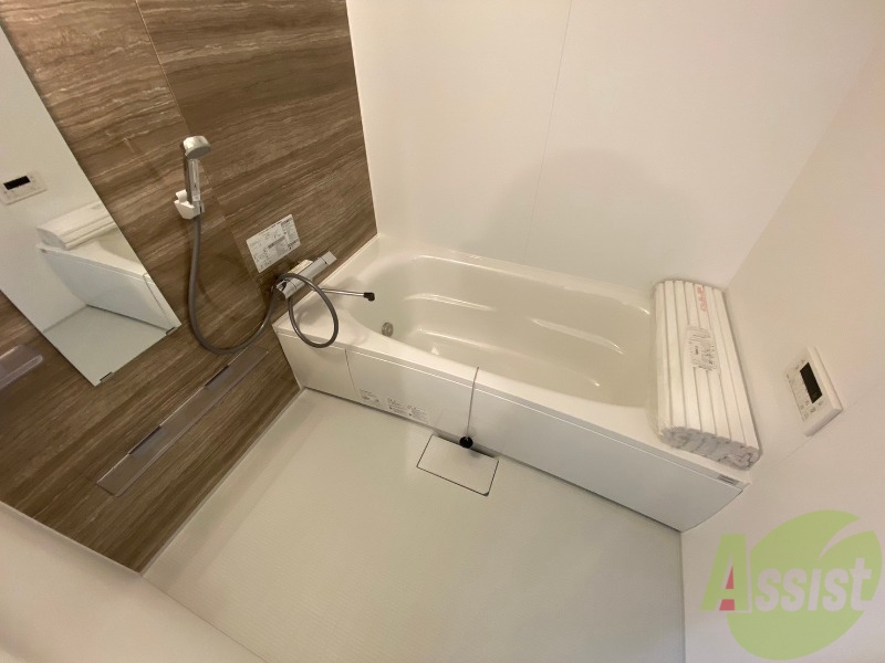 バス・シャワールーム　お風呂です。広々したバスでゆっくりくつろげます。