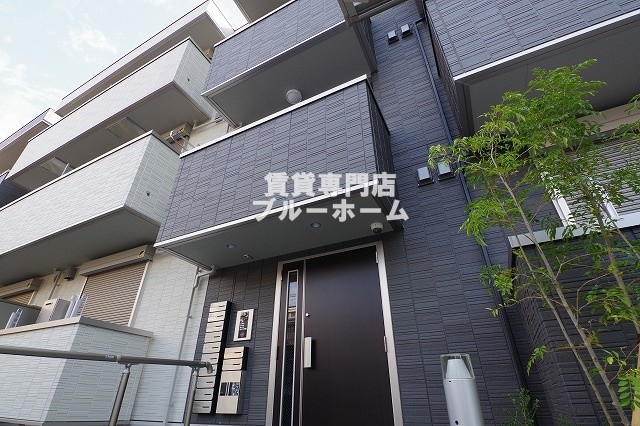 建物外観　軽量鉄骨造３階建ての綺麗な物件！