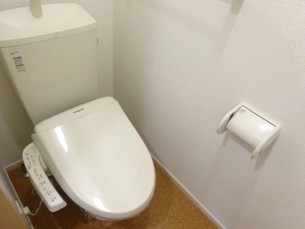 トイレ　温水シャワー付きトイレです