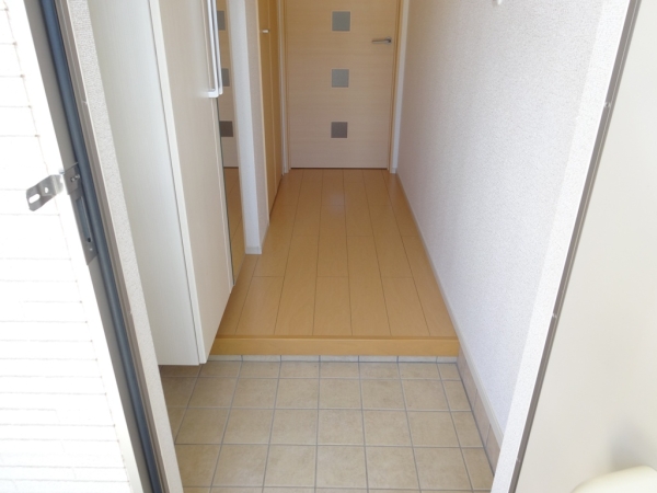 玄関　玄関を入るとホールがあります