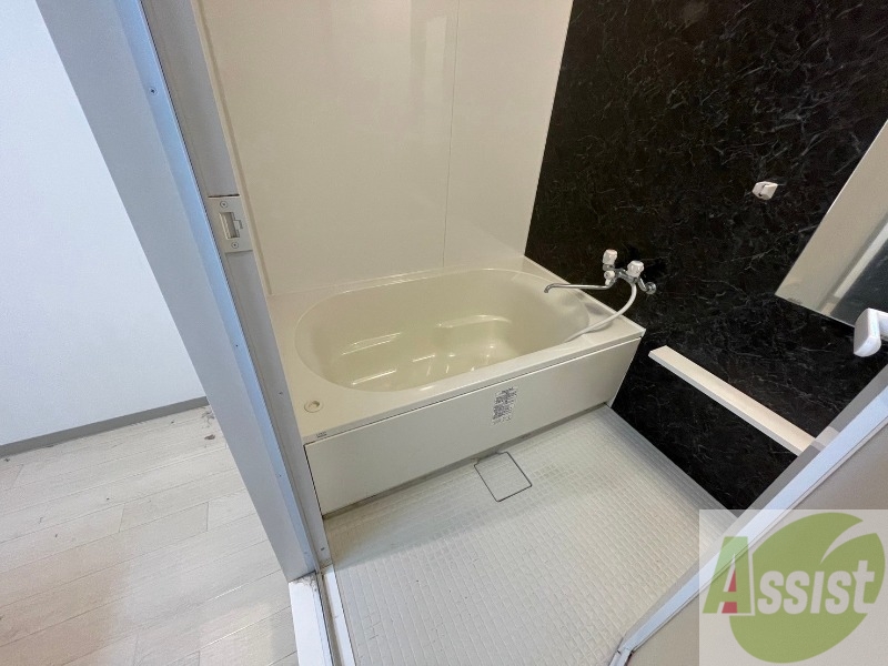 バス・シャワールーム　バスルームは狭すぎず、シャワーも浴びやすそうです。