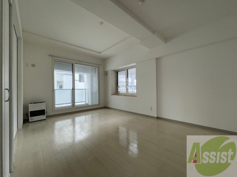 居室・リビング　白さが清潔感を出してくれます。お部屋も明るいですね。