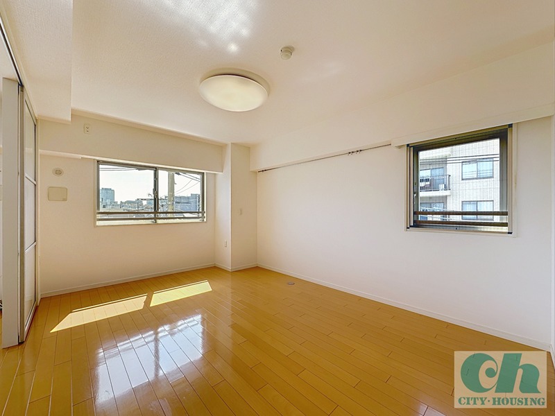 その他部屋・スペース　2面採光の明るい洋室です♪