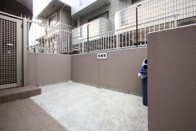 その他共有部分　入口のそばに駐輪場があります。