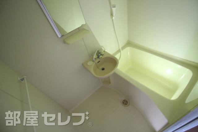 バス・シャワールーム　清潔感のあるお風呂です。