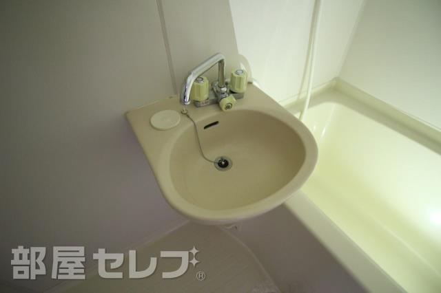 洗面設備　洗面台は浴室にあります。