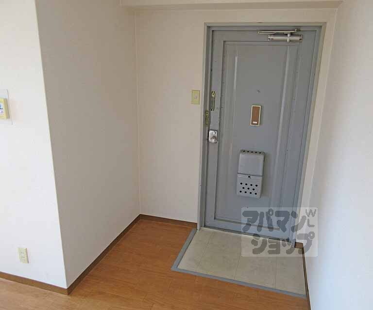 玄関　靴箱置けるスペースあります