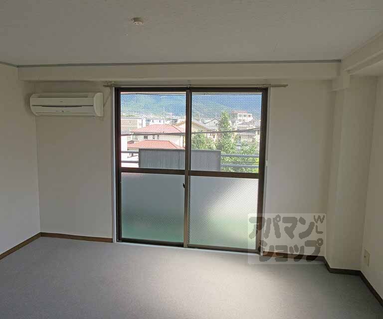 居室・リビング　カーペット生地のリビングです