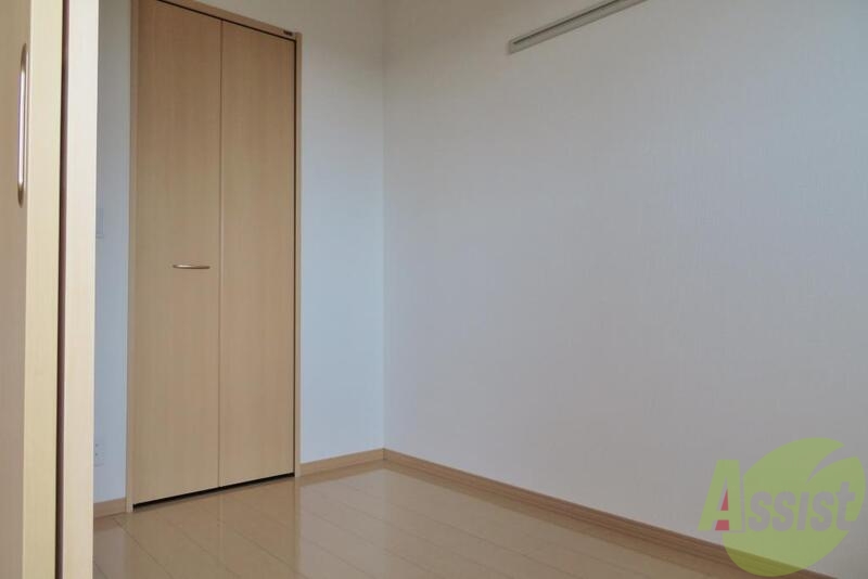 その他部屋・スペース　フローリングのお部屋なのでベッドを置いて寝室の完成ですね