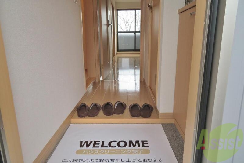 玄関　玄関を入ると正面がリビング、左右にトイレやお風呂があります