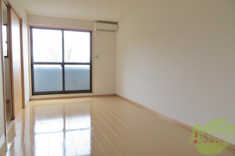 居室・リビング　１０．１帖の広々リビングは南東向きで陽当たりも良好です