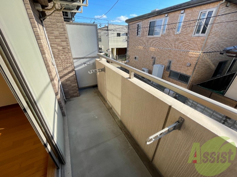 バルコニー　バルコニーも広々陽当たり良好ですので洗濯もラクラク