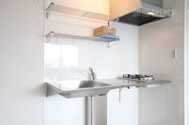 キッチン　足元がない！工事中じゃないですよ