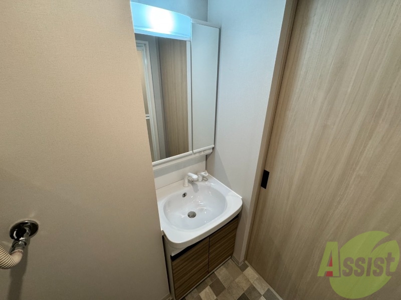 洗面設備　大きくて使いやすそうな独立洗面台になっています。