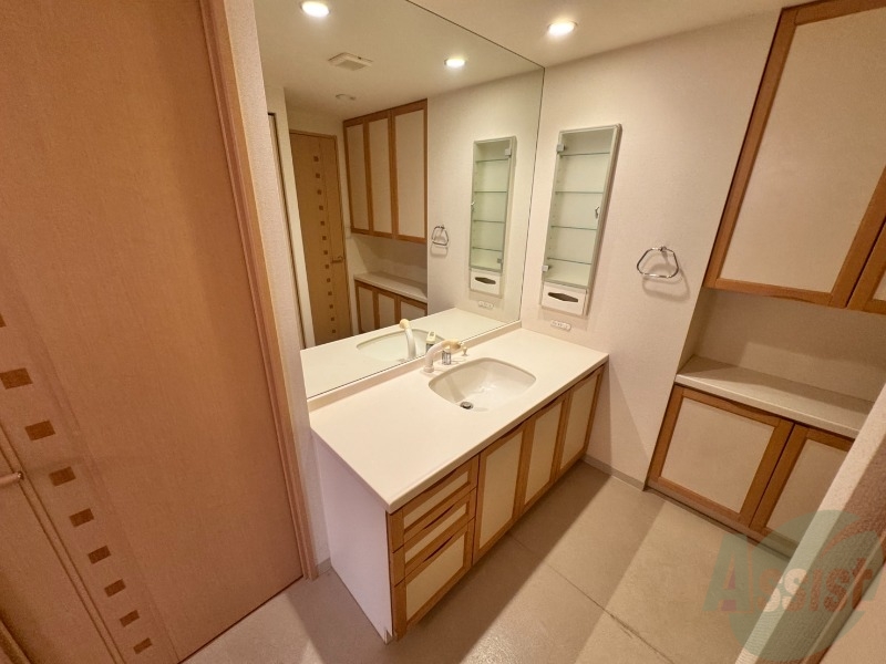 洗面設備　大きくて使いやすそうな独立洗面台になっています。