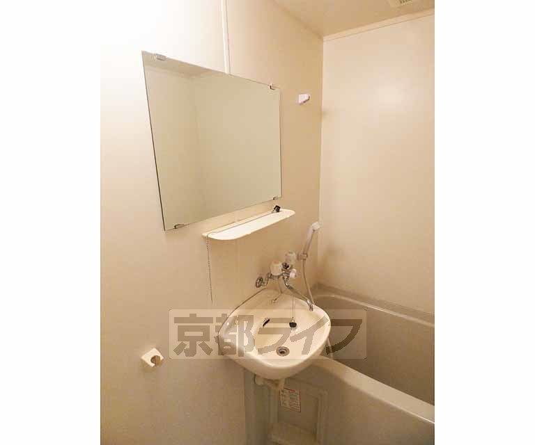 洗面設備　大きな鏡付きです。