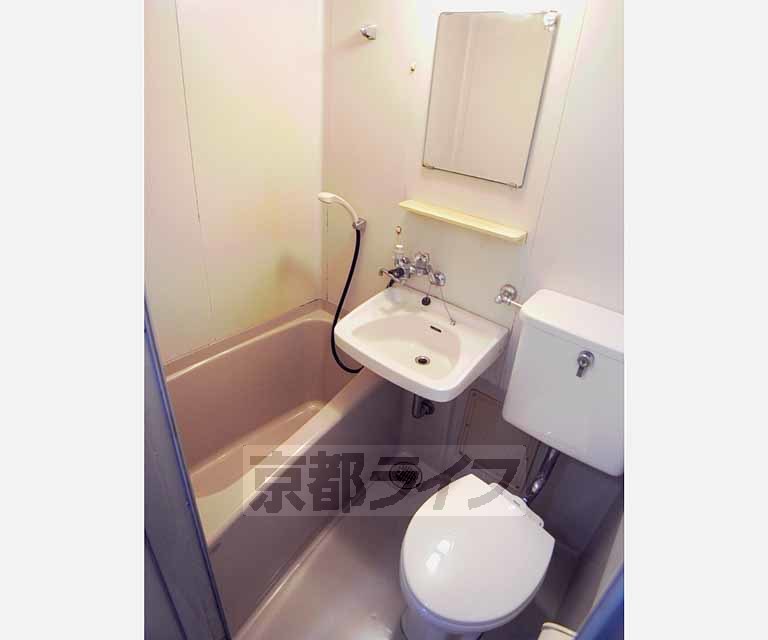 バス・シャワールーム　オーソドックスなユニットバスです。