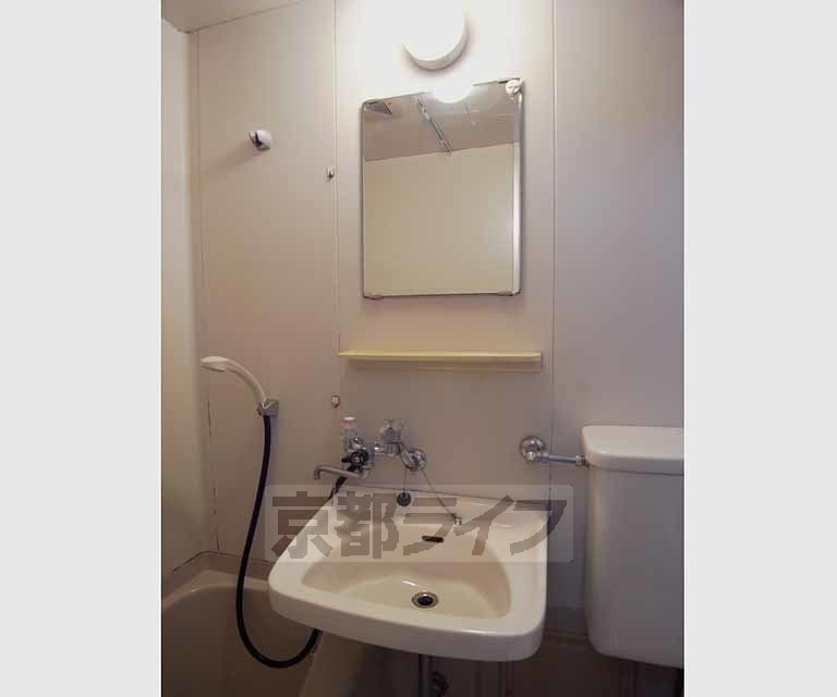 洗面設備　鏡下に台がついていて便利そうですね。