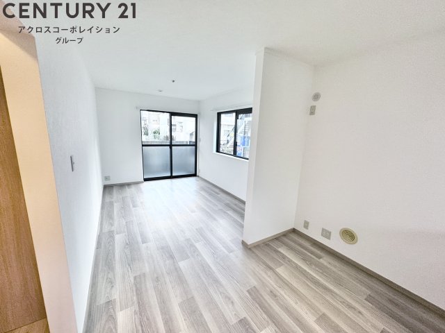 居室・リビング　白くて明るいリビング