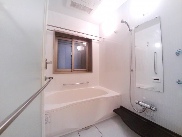 バス・シャワールーム　給湯追い炊き機能付き・浴室に窓があるのは◎