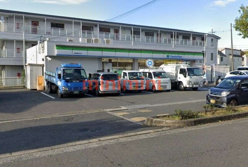 コンビニ　ファミリーマート高槻岡本町店（コンビニ）まで374m