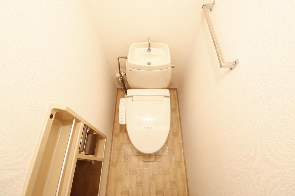 トイレ　温水洗浄便座付きトイレです♪