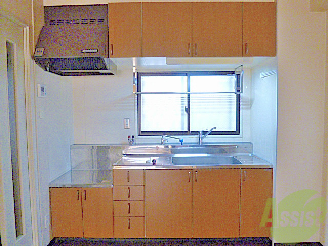 キッチン　単身マンションに大きいぐらいのキッチン。２口コンロ設置可。