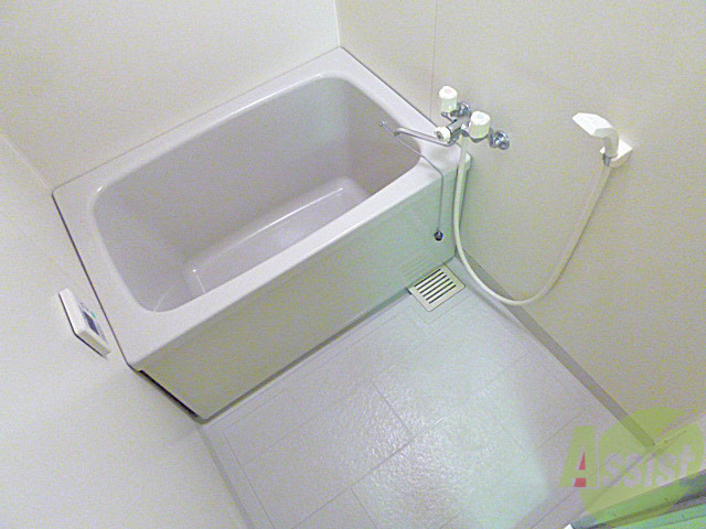 バス・シャワールーム　オフロは浴室に給湯のリモコンがあります。温度調整もラクラク。