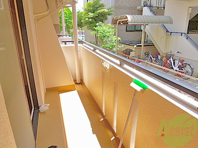 バルコニー　お部屋は１階ですが、少し高台のため日当たりはありました。