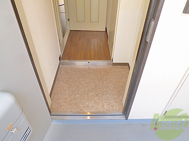 玄関　玄関は靴箱設置スペースもございます。お好きなものをどうぞ。