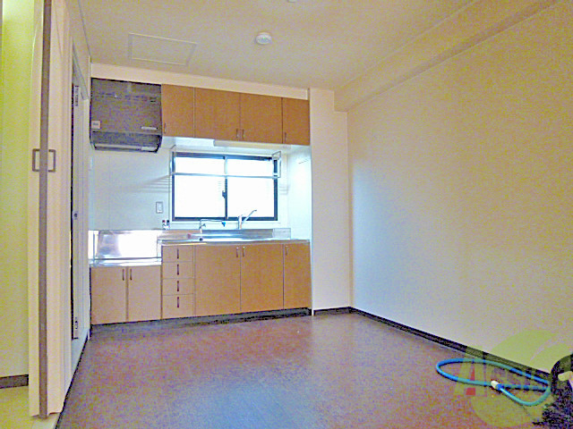 居室・リビング　はじめに、リフォーム中の写真となってます。申し訳ありません。