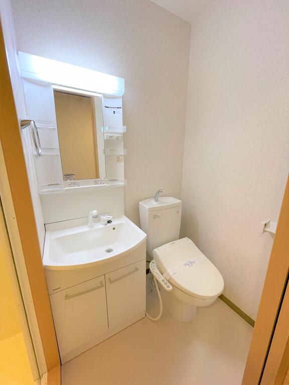 トイレ　※現在入居中につき写真は105号室です。