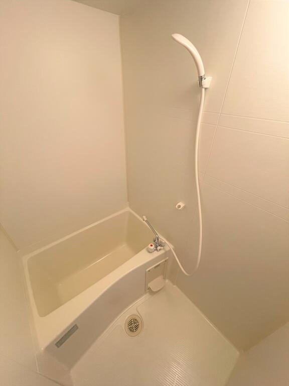 バス・シャワールーム　※現在入居中につき写真は105号室です。