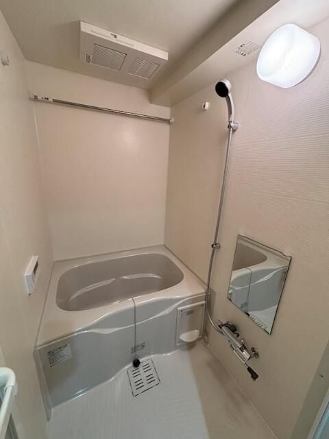 バス・シャワールーム　バスルームは浴槽付なので、ゆったり湯船につかれますね♪