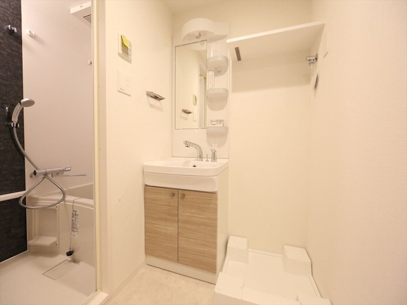 洗面設備　脱衣所　独立洗面台（シャンプードレッサー付）収納スペース有