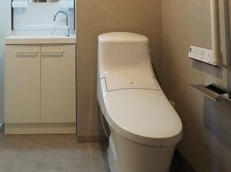 トイレ　落ち着いた色調のトイレです